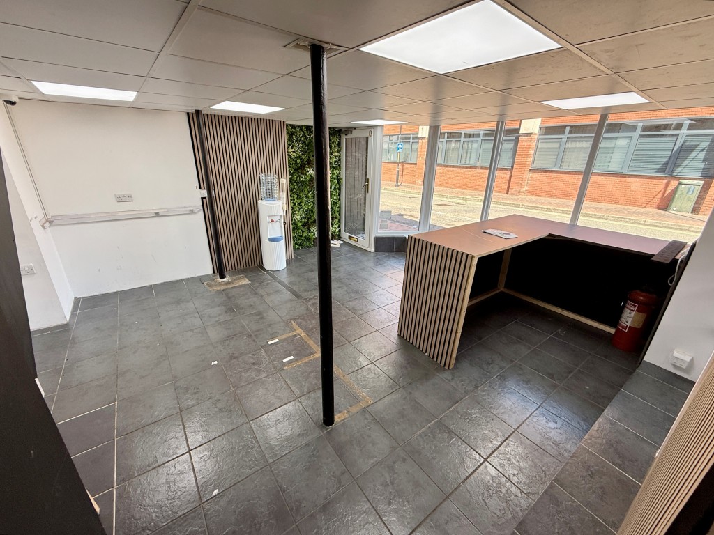 Lot: 33 - MIXED USE PROPERTY COMPRISING SHOP AND THREE-BEDROOM COTTAGE - Shop - Main shop floor
